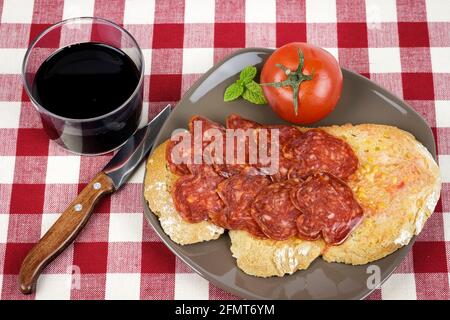 Pomodoro in stile catalano strofinato su una fetta di pane con olio e punto di sale Foto Stock