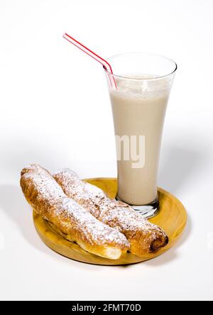 L'horchata è una bevanda, fatta con il succo di tigernoci e zucchero. Originario di Valencia, Spagna, è una bevanda rinfrescante, spesso accompagnata da t lungo Foto Stock