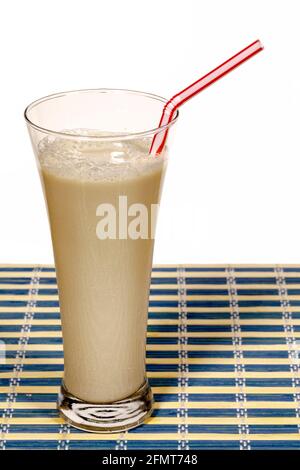 L'horchata è una bevanda, fatta con il succo di noci tigre e zucchero. Originario di Valencia, è una bevanda rinfrescante. Sfondo isolato su bianco. Foto Stock