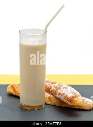 Orchiata. L'horchata è una bevanda, fatta con il succo di noci tigre e zucchero. Originario di Valencia, è una bevanda rinfrescante, spesso accompagnata da wi Foto Stock