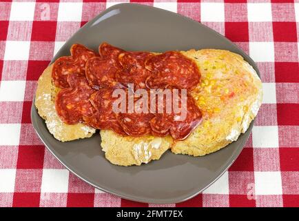 Pomodoro in stile catalano strofinato su una fetta di pane con olio e punto di sale Foto Stock