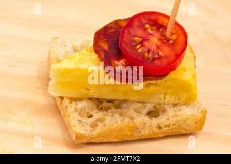 Omelette spagnola con chorizo Iberico, tipica montadito di copertura Foto Stock