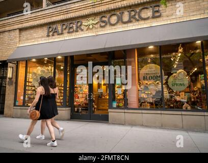 New York, Stati Uniti. 11 Maggio 2021. Un negozio Paper Source sulla Fifth Avenue nel quartiere di Flatiron a New York martedì 11 maggio 2021. Il proprietario di Barnes & Noble, Elliot Investment Management, ha acquistato la fonte di carta fallita. (ÂPhoto di Richard B. Levine) Credit: Sipa USA/Alamy Live News Foto Stock