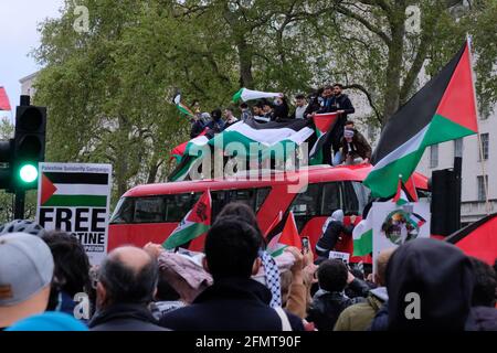 Londra, Regno Unito. 11 Maggio 2021. Una manifestazione pro Palestina a Whitehall di fronte a Downing Street, si conclude con i manifestanti che salgono sulla cima di un autobus. Credito: Joao Daniel Pereira Foto Stock