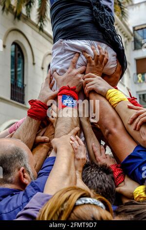 Badalona, Spagna - 13 maggio 2018: Alcune persone non identificate chiamate Castellers fare un Castell o Torre umana, tradizione tipica in Catalogna, grande festival Foto Stock