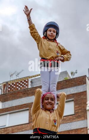 Badalona, Spagna - 13 maggio 2018: Alcune persone non identificate chiamate Castellers fare un Castell o Torre umana, tradizione tipica in Catalogna, grande festival Foto Stock