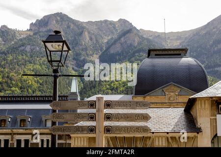 Treni vicino alla stazione ferroviaria internazionale di Canfranc, un'ex stazione ferroviaria internazionale nel villaggio di Canfranc nei Pirenei spagnoli. Foto Stock