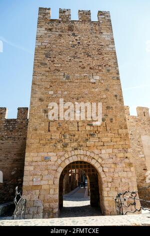La famosa porta di Sant Jordi in mura della città fortificata di Montblanc, Catalogna. Spagna Foto Stock