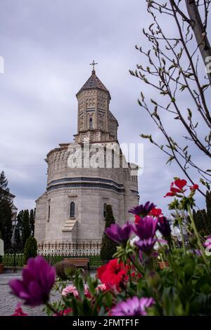 Tre Monastero dei Santi Gerarchi incorniciati da bellissimi fiori a Iasi, Romania Foto Stock