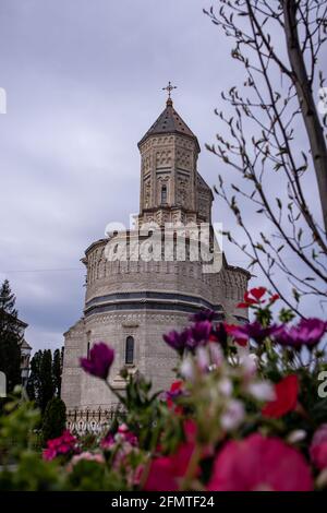 Tre Monastero dei Santi Gerarchi incorniciati da bellissimi fiori a Iasi, Romania Foto Stock