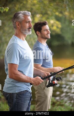 due pescatori che si preparano alla pesca Foto Stock