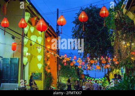 Lanterne colorate illuminano la città vecchia, Hoi An, Vietnam Foto Stock