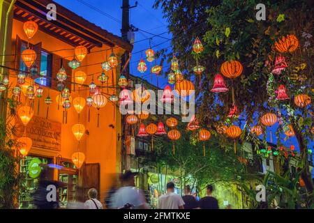 Lanterne colorate illuminano la città vecchia, Hoi An, Vietnam Foto Stock