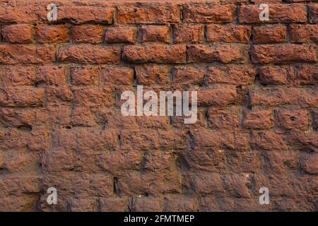 Vecchio tempo-battuto grunge rosso muro di mattoni sfondo Foto Stock