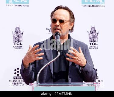 LOS ANGELES - Apr 7: Billy Crystal al Carl and Rob Reiner Hand and and Footprint Ceremony al TCL Chinese Theatre IMAX il 7 aprile 2017 a Los Angeles, California Foto Stock