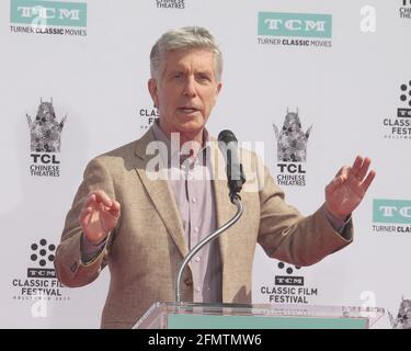 LOS ANGELES - Apr 7: Tom Bergeron al Carl and Rob Reiner Hand and and Footprint Ceremony al TCL Chinese Theatre IMAX il 7 aprile 2017 a Los Angeles, California Foto Stock