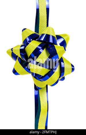 Macro ornamento fiore, giallo e blu, isolato su sfondo bianco Foto Stock