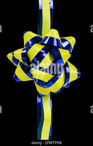 Macro ornamento fiore, giallo e blu, isolato su sfondo nero Foto Stock