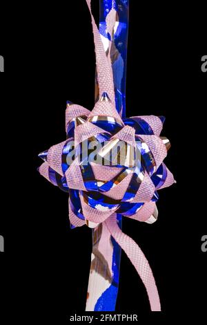 Macro ornamento fiore, rosa e blu, isolato su sfondo nero Foto Stock