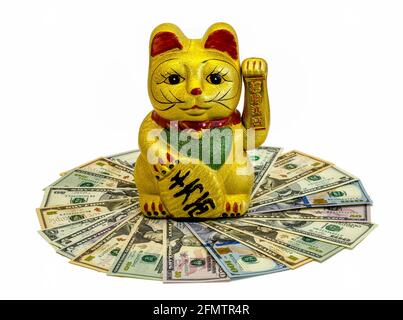 Il gatto Maneki-Neko è una statua culturale tradizionale del Giappone che si crede porti grande ricchezza e fortuna al suo proprietario. Sfondo isolato o Foto Stock