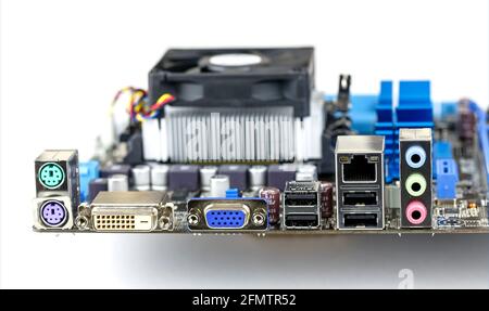 Una vista molto ravvicinata e polverosa delle diverse porte sul retro di una vecchia scheda madre per computer. Foto Stock