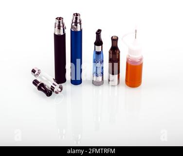 Grandi le sigarette elettroniche isolato su bianco Foto Stock