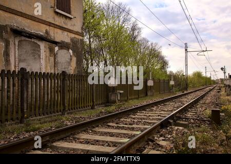 Binari ferroviari accanto all'attraversamento ferroviario di una città italiana Foto Stock