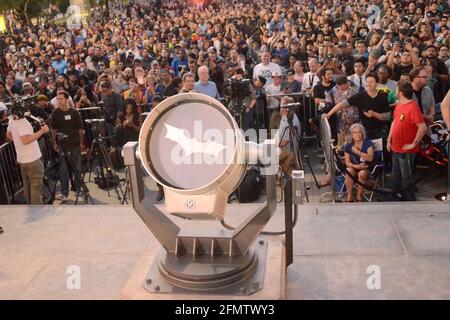 LOS ANGELES - GIU 15: Atmosfera alla cerimonia di illuminazione del segnale di Bat per onorare Adam West al Municipio di Los Angeles il 15 giugno 2017 a Los Angeles, California Foto Stock