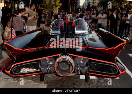 LOS ANGELES - GIU 15: Atmosfera alla cerimonia di illuminazione del segnale di Bat per onorare Adam West al Municipio di Los Angeles il 15 giugno 2017 a Los Angeles, California Foto Stock