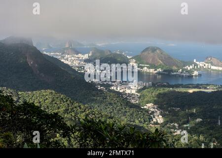 Splendida vista sulle montagne, sulla verde foresta pluviale, sull'oceano e sulla laguna della città Foto Stock