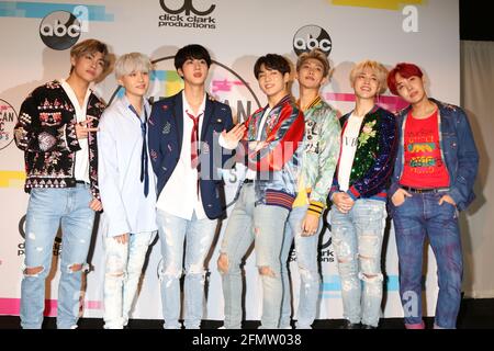 LOS ANGELES - NOV 19: BTS, Jungkook, Jimin, V, Suga, Jin, J-Hope, Rap Monster all'American Music Awards 2017 al Microsoft Theatre il 19 novembre 2017 a Los Angeles, California Foto Stock