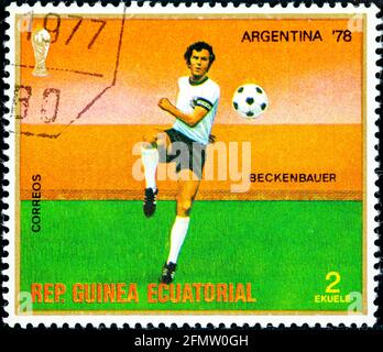 GUINEA EQUATORIALE - CIRCA 1977: Un francobollo stampato in Guinea Equatoriale dal numero ' Coppa del mondo di calcio, Argentina 1978' mostra Beckenbauer, circa 197 Foto Stock