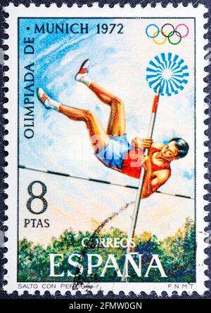 SPAGNA - CIRCA 1972: Un francobollo stampato in Spagna mostra pole vault, 20 Giochi Olimpici, Monaco, circa 1972 Foto Stock