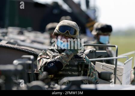 Smardan sparando Range, Romania. 11 Maggio 2021. I soldati partecipano a un esercizio militare congiunto nel campo di tiro di Smardan, nella Romania sudorientale, il 11 maggio 2021. I Presidenti di Romania e Polonia hanno partecipato martedì all'esercizio militare congiunto nell'ambito dei trapani 'Justice Sword 21' nel campo di tiro di Smardan, secondo un comunicato stampa dell'amministrazione presidenziale rumena. Credit: Cristian Cristel/Xinhua/Alamy Live News Foto Stock