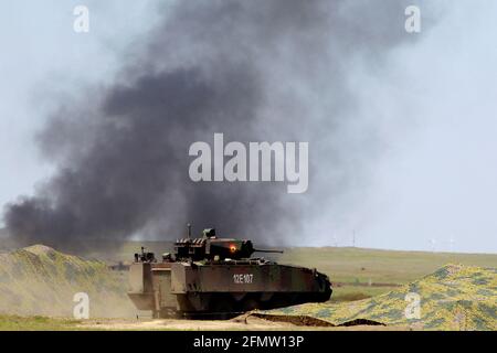 Smardan sparando Range, Romania. 11 Maggio 2021. Un esercizio militare congiunto si svolge a Smardan tiro campo, sud-est della Romania, il 11 maggio 2021. I Presidenti di Romania e Polonia hanno partecipato martedì all'esercizio militare congiunto nell'ambito dei trapani 'Justice Sword 21' nel campo di tiro di Smardan, secondo un comunicato stampa dell'amministrazione presidenziale rumena. Credit: Cristian Cristel/Xinhua/Alamy Live News Foto Stock