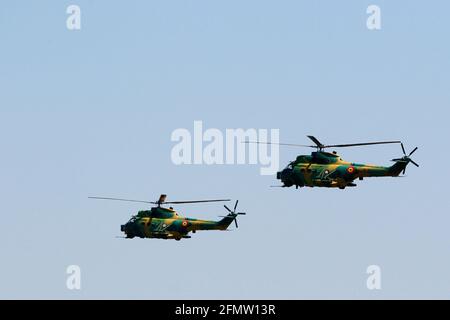 Smardan sparando Range, Romania. 11 Maggio 2021. Gli elicotteri sono visti durante un esercizio militare congiunto nel campo di tiro di Smardan, la Romania sud-orientale, il 11 maggio 2021. I Presidenti di Romania e Polonia hanno partecipato martedì all'esercizio militare congiunto nell'ambito dei trapani 'Justice Sword 21' nel campo di tiro di Smardan, secondo un comunicato stampa dell'amministrazione presidenziale rumena. Credit: Cristian Cristel/Xinhua/Alamy Live News Foto Stock