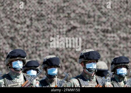 Smardan sparando Range, Romania. 11 Maggio 2021. I soldati partecipano a un esercizio militare congiunto nel campo di tiro di Smardan, nella Romania sudorientale, il 11 maggio 2021. I Presidenti di Romania e Polonia hanno partecipato martedì all'esercizio militare congiunto nell'ambito dei trapani 'Justice Sword 21' nel campo di tiro di Smardan, secondo un comunicato stampa dell'amministrazione presidenziale rumena. Credit: Cristian Cristel/Xinhua/Alamy Live News Foto Stock