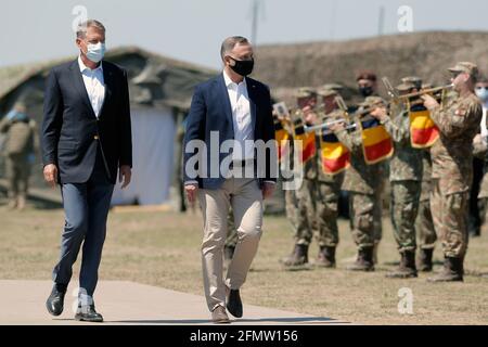 Smardan sparando Range, Romania. 11 Maggio 2021. Il 11 maggio 2021, il presidente rumeno Klaus Iohannis (L) e il presidente polacco Andrzej Duda arrivano a ispezionare un esercizio militare congiunto nel poligono di tiro di Smardan, nella Romania sudorientale. I Presidenti di Romania e Polonia hanno partecipato martedì all'esercizio militare congiunto nell'ambito dei trapani 'Justice Sword 21' nel campo di tiro di Smardan, secondo un comunicato stampa dell'amministrazione presidenziale rumena. Credit: Cristian Cristel/Xinhua/Alamy Live News Foto Stock