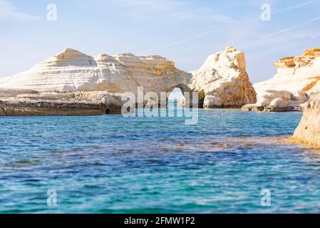 Baie e baie di Cipro. Rocce con un passaggio passante. Acque blu della laguna con grotte e rocce. La solita riva di una bellissima isola. Foto Stock