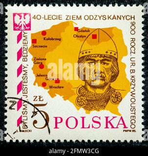 Polonia - circa 1985: Un francobollo stampato in Polonia mostra il principe Boleslaw Krzywouty e la mappa, l'iscrizione e la serie '40 ° anniversario del ritorno dell'Occidente Foto Stock