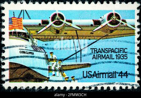 Stati Uniti - circa 1985: timbro stampato negli Stati Uniti (USA), mostra l'aereo Cina Clipper, dalla serie 'traffico transpacifico Airmail 1935' circa 1985 Foto Stock