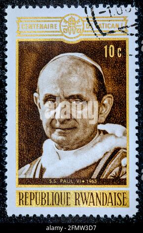 RUANDA - CIRCA 1961: Un francobollo stampato in Ruanda mostra Papa Paolo VI intorno al 1961 Foto Stock
