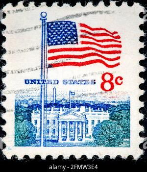 STATI UNITI - CIRCA 1967: Francobollo stampato dagli Stati Uniti, mostra bandiera sulla Casa Bianca a Washington, circa 1967 Foto Stock