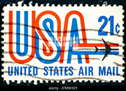 USA-CIRCA 1971: Un francobollo da 21 cent United States AirMail mostra l'immagine di Jet e testo USA in rosso bianco e blu, circa 1971 Foto Stock