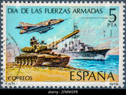 SPAGNA - CIRCA 1979: Un francobollo stampato in Spagna mostra giorno delle forze armate Foto Stock
