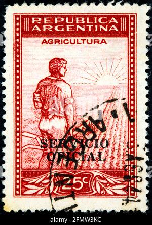 ARGENTINA - CIRCA 1936: Un francobollo stampato in Argentina mostra contadino incontra l'alba sul campo, serie prodotti paese, circa 1936 Foto Stock