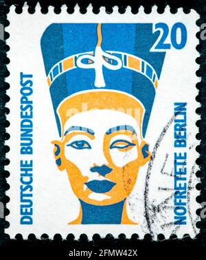 GERMANIA - CIRCA 1989: Francobollo stampato in Germania mostra la regina Nefertiti d'Egitto busto egiziano Museo Berlino circa 1989 Foto Stock