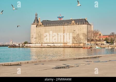 Vecchio edificio in stile baraque della stazione ferroviaria principale di haydarpasa a kadikoy istanbul, con enormi nuvole e colori turchesi del bosforo. È sui costrutti Foto Stock