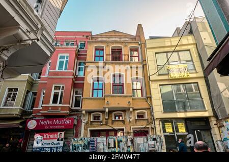 città rurale scena e vecchio, brownfield, abbandonato antica casa colorata ed edifici alla stessa foto moda a kadikoy, istanbul al mattino. Foto Stock