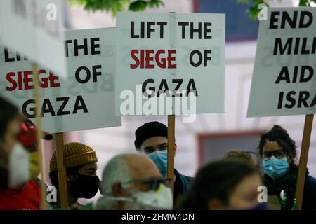 Portland, Stati Uniti. 11 Maggio 2021. Circa un centinaio di persone hanno manifestato a nome della Palestina vicino a Portland, il municipio dell'Oregon, il 11 maggio 2021. (Foto di John Rudoff/Sipa USA) Credit: Sipa USA/Alamy Live News Foto Stock